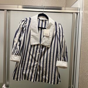 New Sandro blouse never wore it says size 4 but in USA is large.